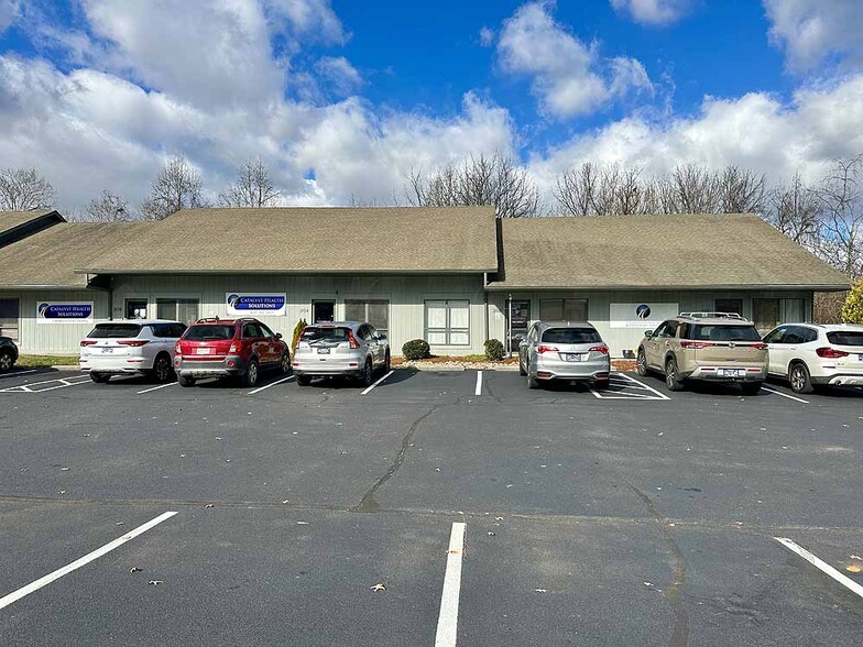 926 W Oakland Ave, Johnson City, TN for lease - Building Photo - Image 2 of 7