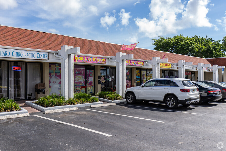 821-859 E Oakland Park Blvd, Oakland Park, FL for lease - Building Photo - Image 3 of 13