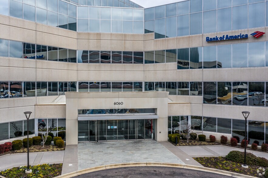 6060 Poplar Ave, Memphis, TN à louer - Photo du bâtiment - Image 3 de 5