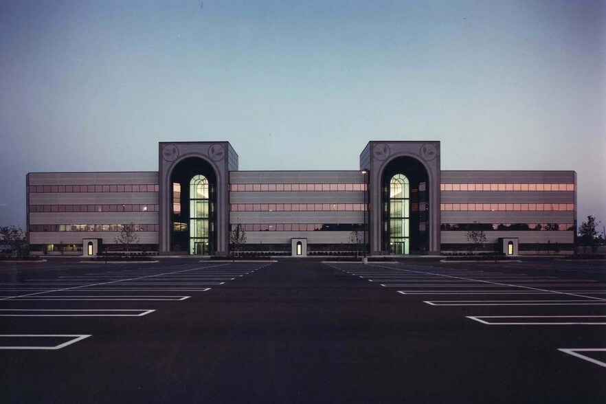 17290-17800 N Laurel Park Dr, Livonia, MI à louer - Photo du bâtiment - Image 2 de 9