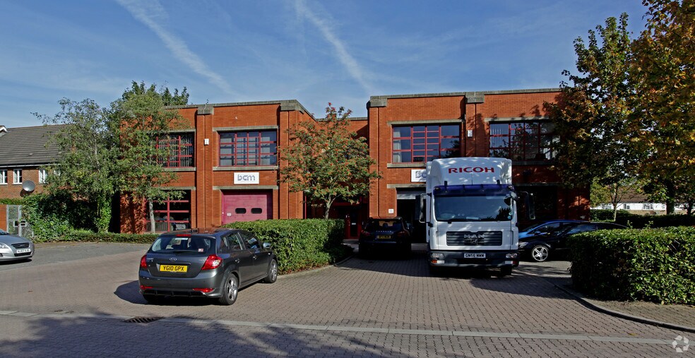 Fleming Way, Isleworth à louer - Photo du bâtiment - Image 1 de 6