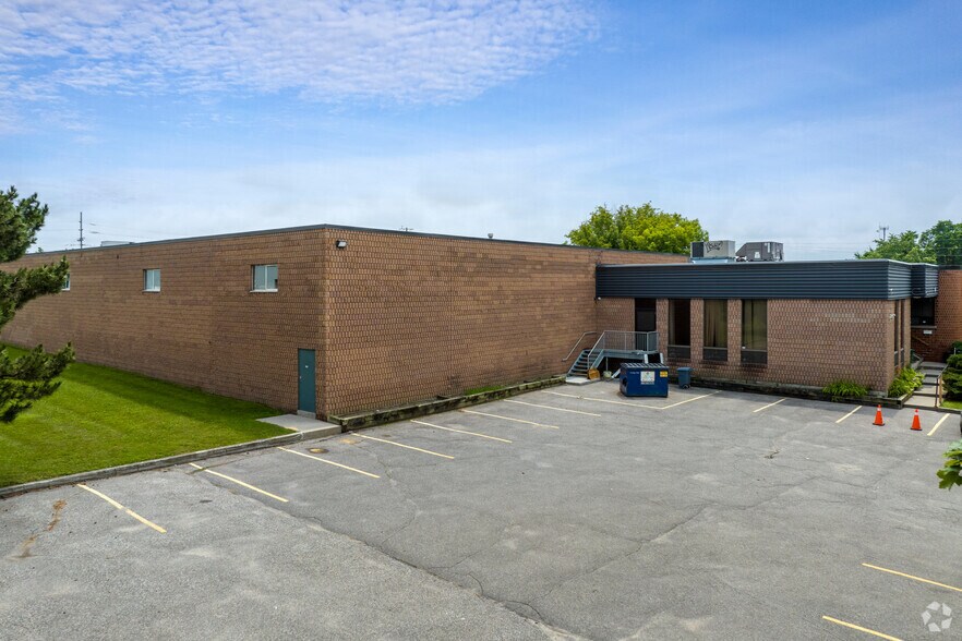 155 Edward St, Aurora, ON à louer - Photo du bâtiment - Image 2 de 5