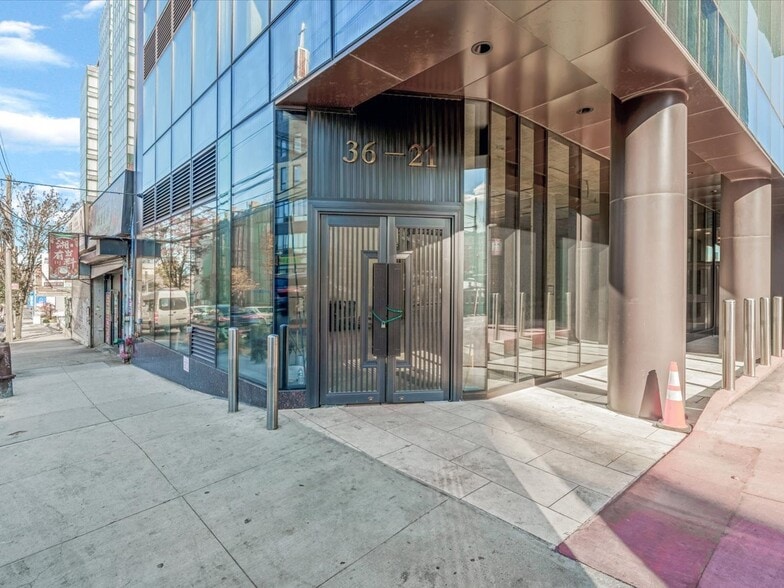 36-21 Prince st, Flushing, NY à louer - Photo du bâtiment - Image 2 de 7