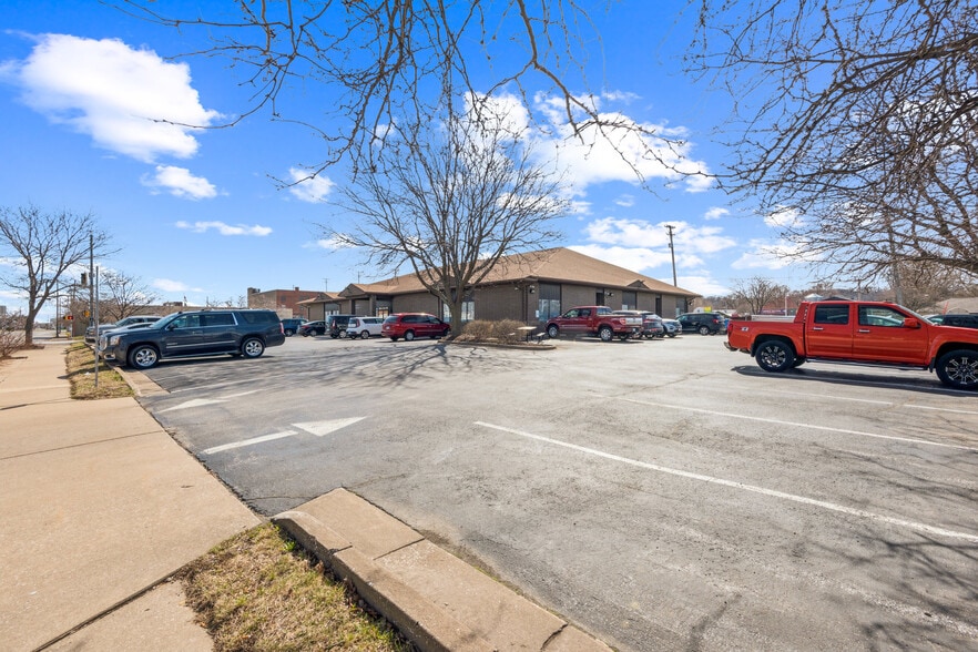 2350 4th Ave, Rock Island, IL for sale - Building Photo - Image 3 of 19