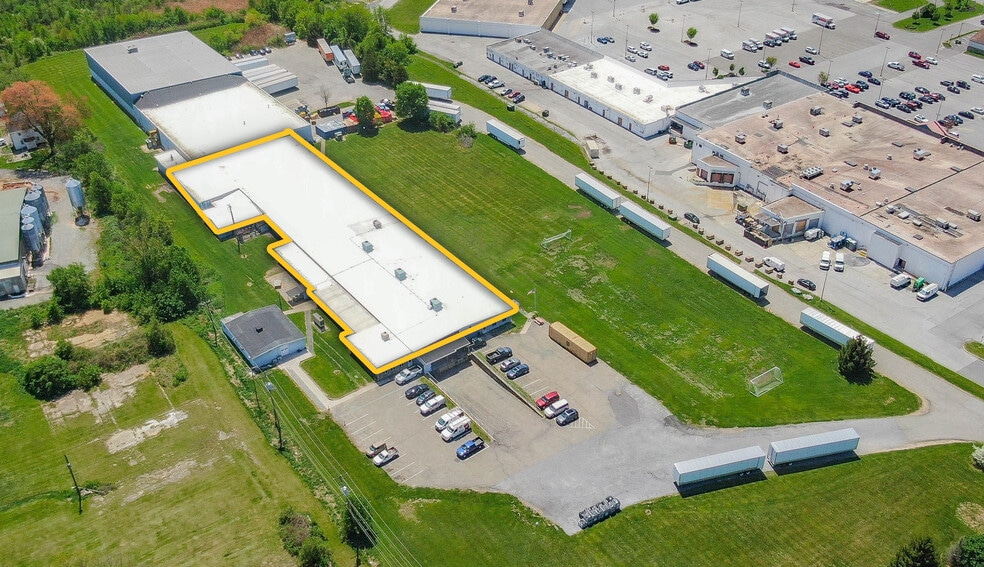 738 W Cypress St, Kennett Square, PA for lease - Building Photo - Image 2 of 9