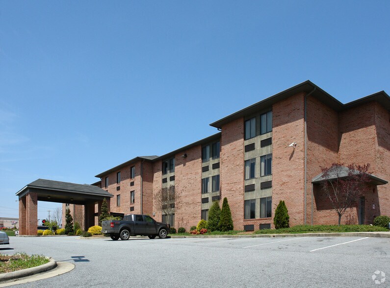 970 Blowing Rock Blvd, Lenoir, NC à vendre - Photo du bâtiment - Image 2 de 5