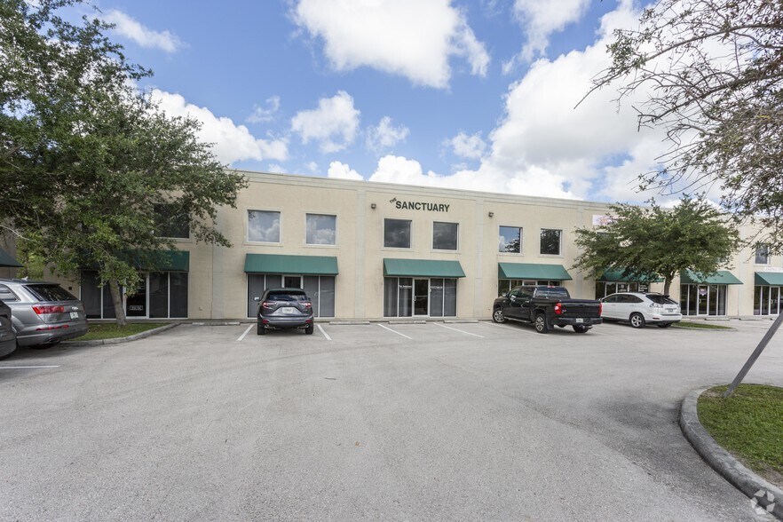 13720 Jetport Commerce Pky, Fort Myers, FL à louer - Photo du bâtiment - Image 3 de 3