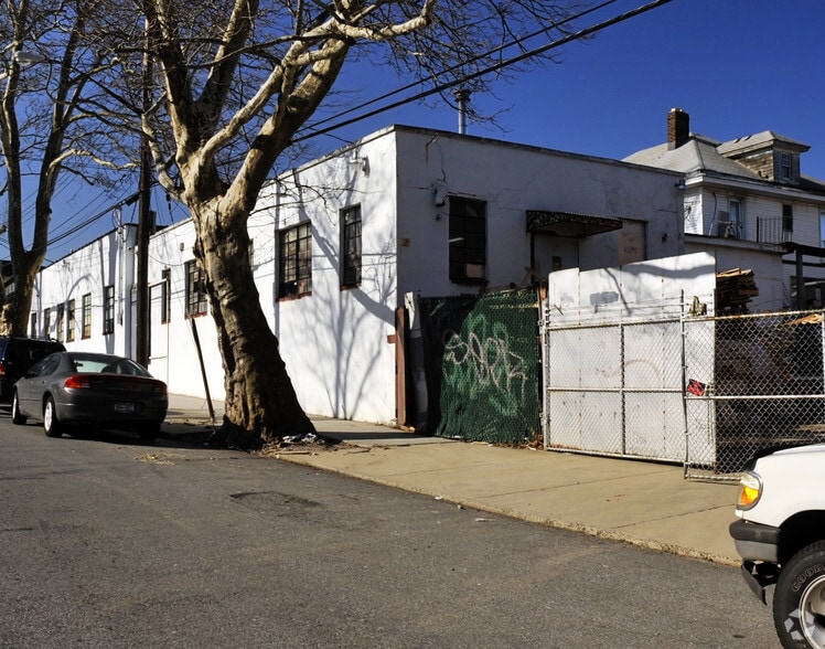 132nd Place, College Point, NY for lease - Primary Photo - Image 2 of 3