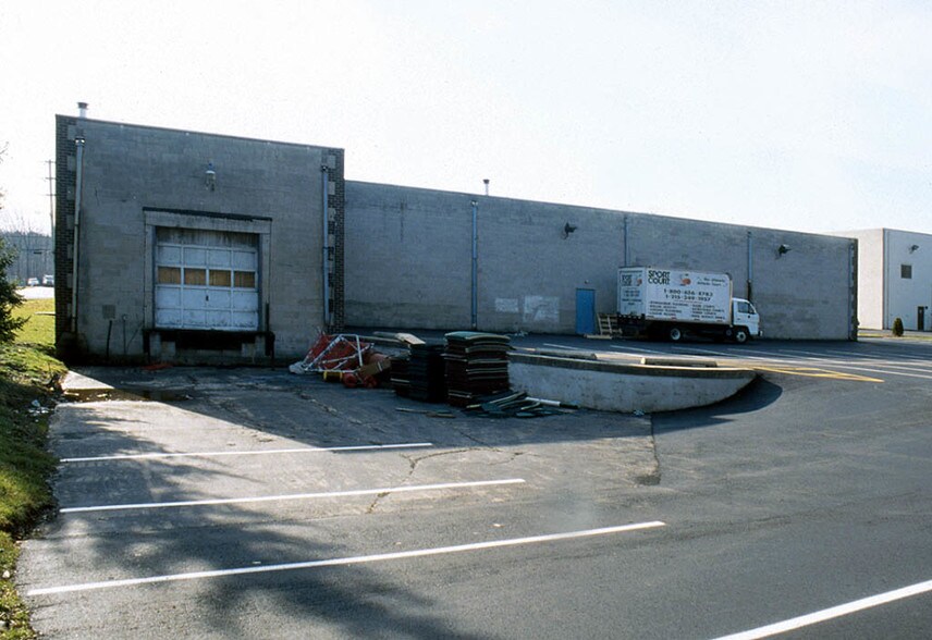 1065 Industrial Blvd, Southampton, PA à louer - Photo du bâtiment - Image 3 de 7