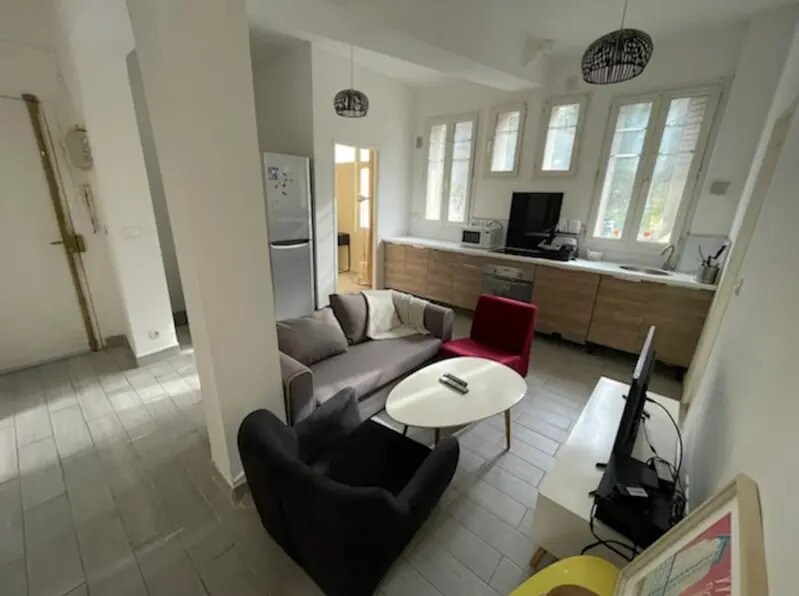 Multifamily in Issy-les-Moulineaux for sale Interior Photo- Image 1 of 11