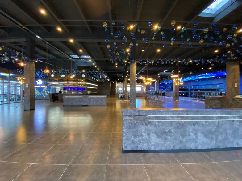 Retail in Les Mureaux for lease - Building Photo - Image 1 of 4