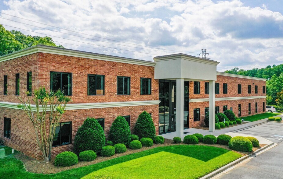 8012 Tower Point Dr, Charlotte, NC à vendre - Photo du bâtiment - Image 1 de 12
