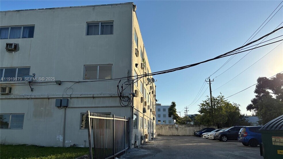 1400 NE 111th St, Miami, FL à vendre - Photo du bâtiment - Image 3 de 6