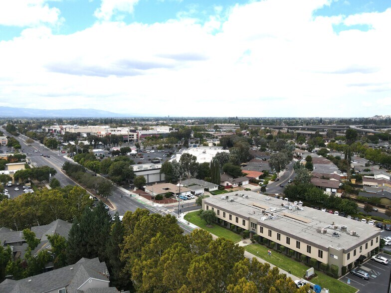 841 Blossom Hill Rd, San Jose, CA à louer - Photo du bâtiment - Image 2 de 13