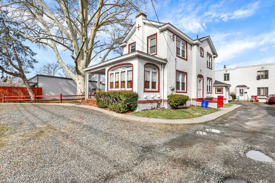 2267 E Farragut Ave, Bristol, PA à vendre - Photo du bâtiment - Image 2 de 11