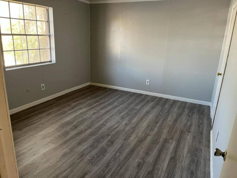 VICTORIA AND CASA APARTMENTS portfolio of 2 properties for sale on LoopNet.ca - Building Photo - Image 2 of 4