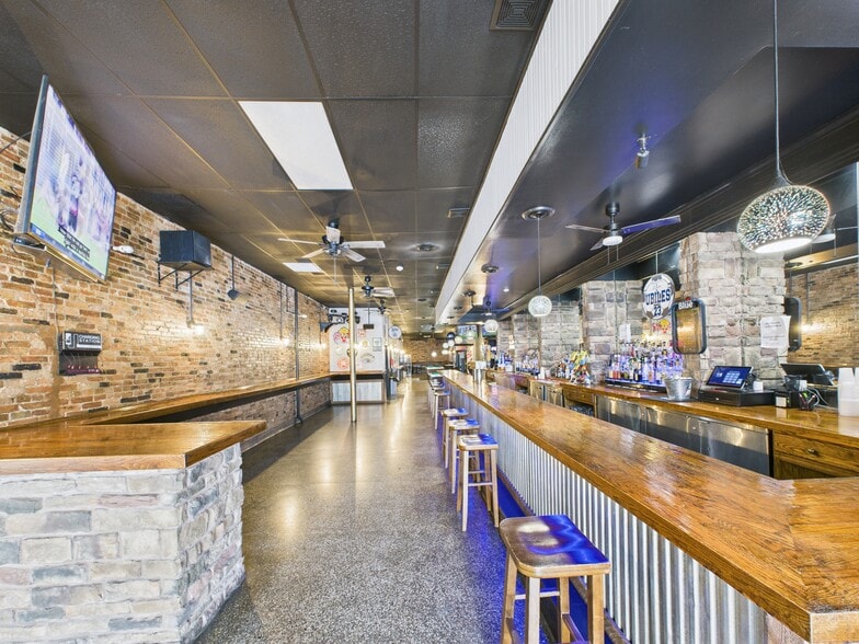 38 Seneca St, Geneva, NY à vendre - Photo du bâtiment - Image 3 de 20