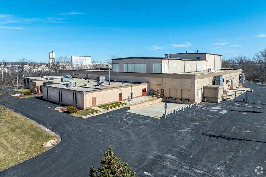 7300 S 10th St, Oak Creek, WI à louer - Photo du bâtiment - Image 1 de 5