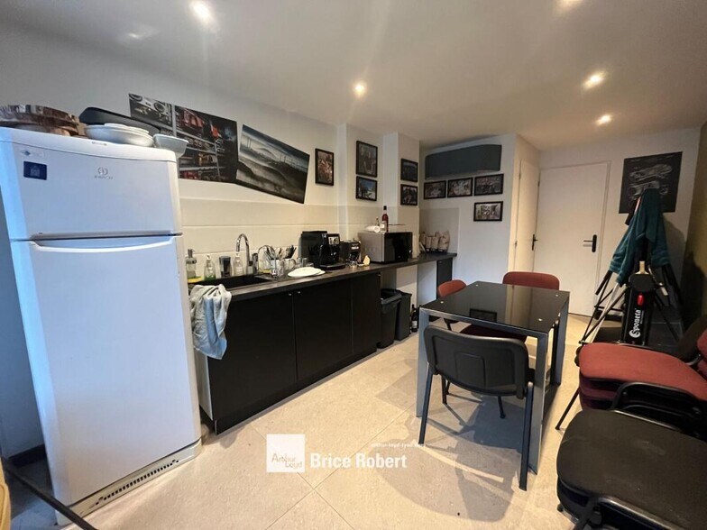 3 Rue De La Pierre Bleue, Chaponost for lease - Interior Photo - Image 2 of 8