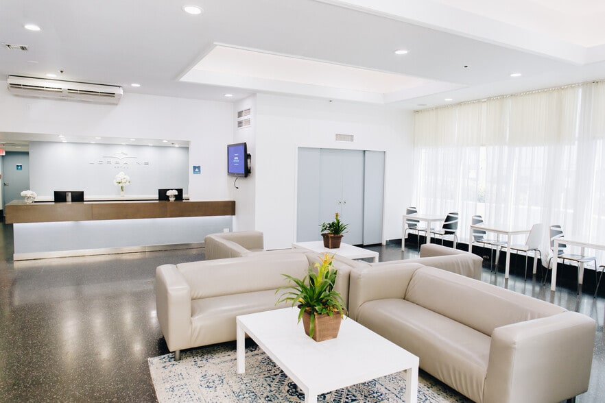 2601 Collins Ave, Miami Beach, FL for sale - Interior Photo - Image 3 of 8