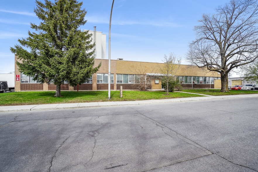 2835 Rue Duchesne, Montréal, QC for lease - Building Photo - Image 1 of 12