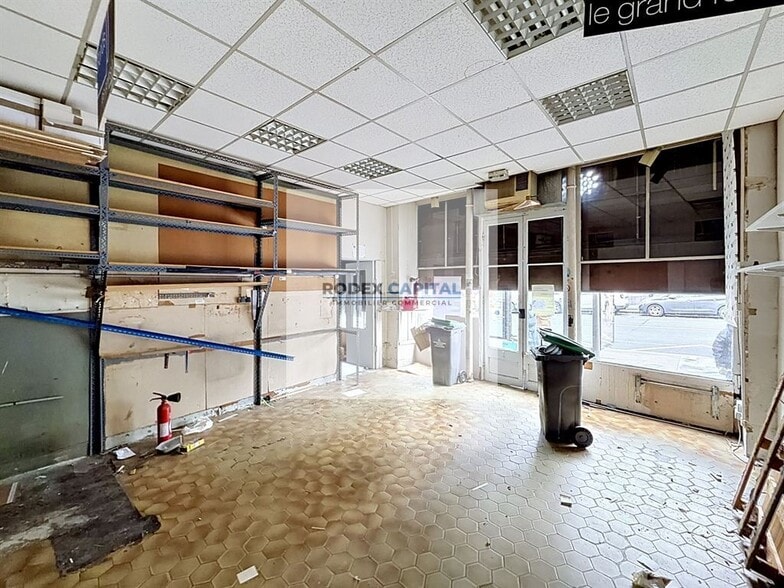 Retail in Paris for lease - Interior Photo - Image 2 of 3