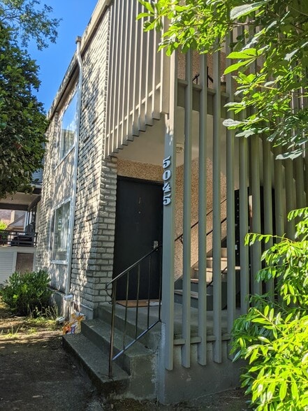 5045 11th Ave NE, Seattle, WA for sale - Building Photo - Image 2 of 8