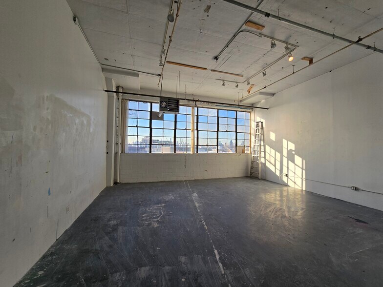 1717 Troutman St, Ridgewood, NY à louer - Photo du bâtiment - Image 3 de 9