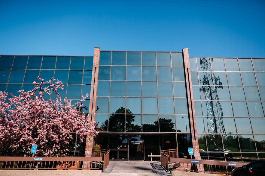 770 N Cotner Blvd, Lincoln, NE à louer - Photo du bâtiment - Image 3 de 10