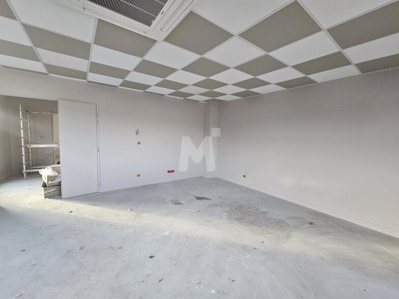 Office in Ormoy for lease - Building Photo - Image 3 of 9