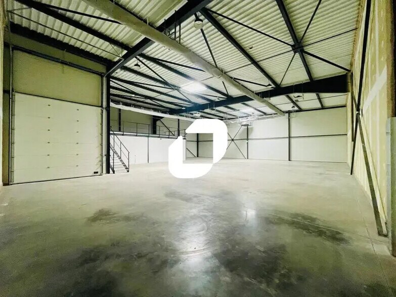 Flex dans Janneyrias à louer - Photo du bâtiment - Image 2 de 21