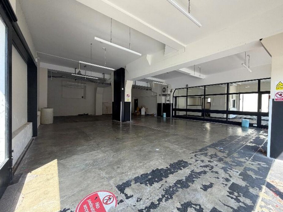 1 The Av, Newton Abbot for lease Interior Photo- Image 1 of 4