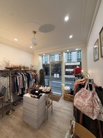 Retail in Paris for lease - Interior Photo - Image 2 of 7