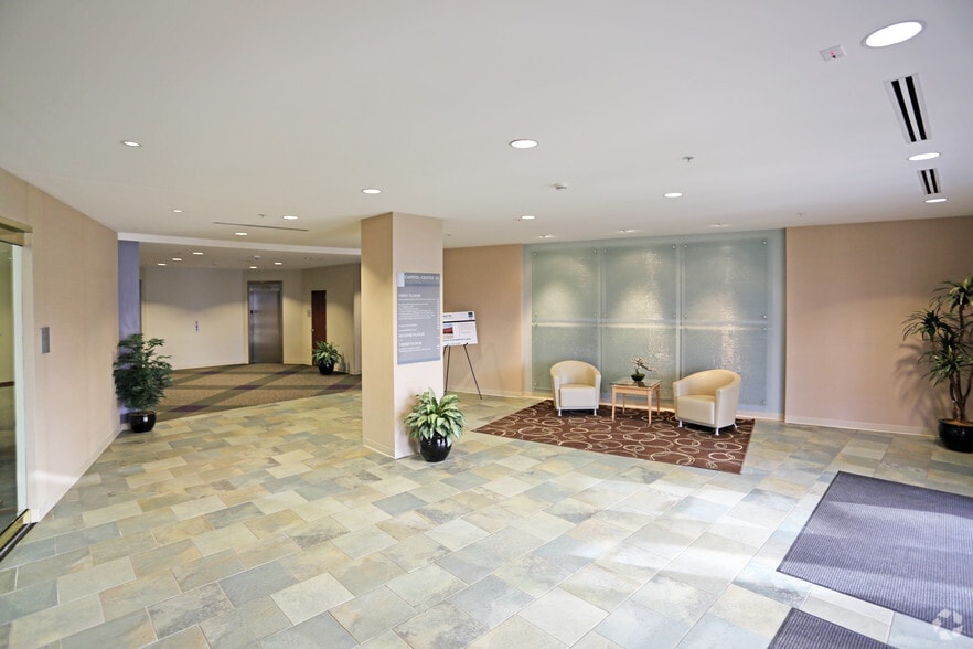 400 E Court Ave, Des Moines, IA for lease - Lobby - Image 3 of 8