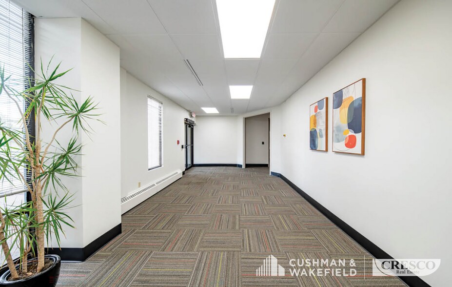 29100 Aurora Rd, Solon, OH à louer - Photo du bâtiment - Image 3 de 11