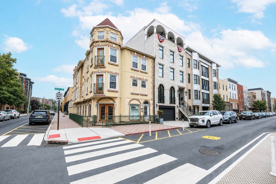 600 Grand St, Hoboken, NJ à vendre - Photo du bâtiment - Image 2 de 125