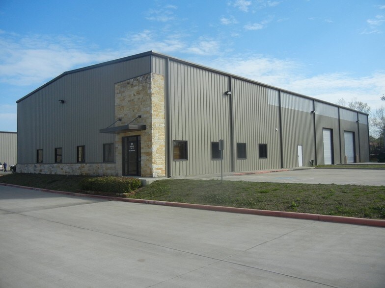 501 Hickerson St, Conroe, TX à louer - Photo du bâtiment - Image 2 de 10