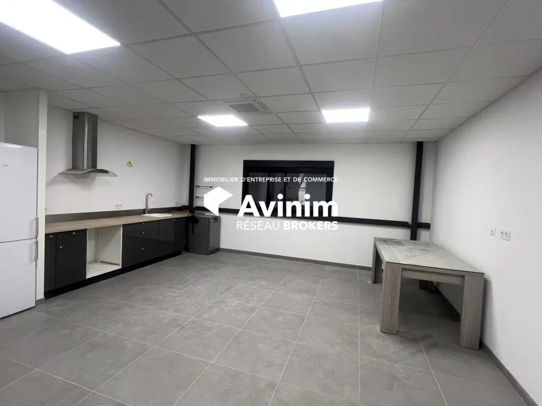 Office in Saint-Bonnet-de-Mure for lease Interior Photo- Image 1 of 10