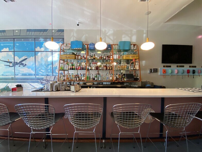 7459 Melrose Ave, Los Angeles, CA à louer - Photo intérieure - Image 2 de 14