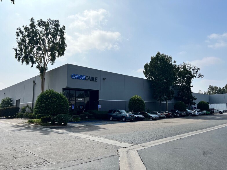 16200-16220 Carmenita Rd, Cerritos, CA for lease - Building Photo - Image 2 of 4