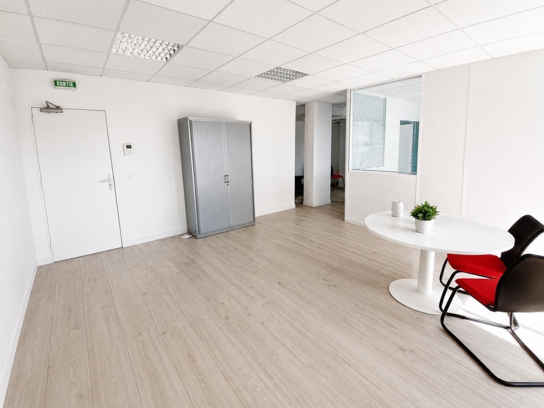 Office in Ivry-sur-Seine for lease Interior Photo- Image 1 of 7