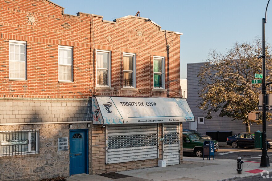 75-21 Myrtle Ave, Glendale, NY à vendre - Photo du bâtiment - Image 2 de 3