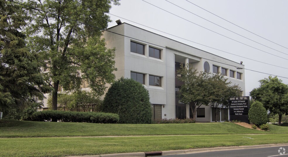 5810 78th St W, Bloomington, MN à louer - Photo du bâtiment - Image 3 de 11