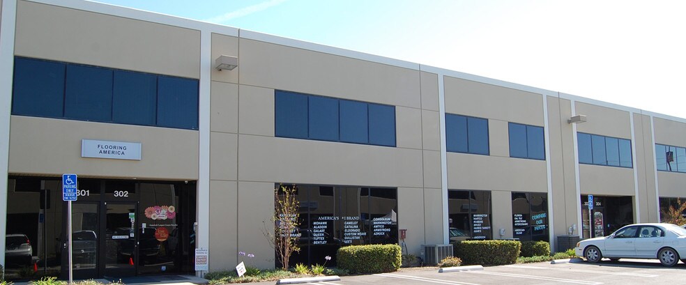 25 W Easy St, Simi Valley, CA à louer - Photo du bâtiment - Image 3 de 13