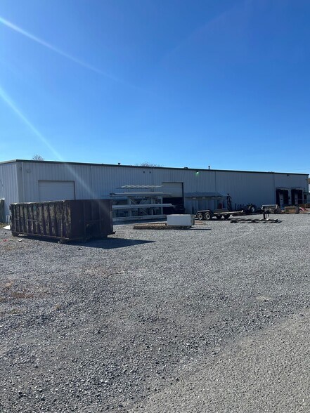 334 Industrial Park Rd, Bluefield, VA à louer - Photo du bâtiment - Image 3 de 14