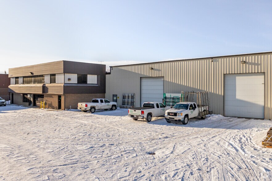 11634 156 St NW, Edmonton, AB à vendre - Photo du bâtiment - Image 2 de 3