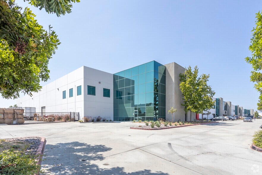 7757 Saint Andrews Ave, San Diego, CA à louer - Photo du bâtiment - Image 2 de 5