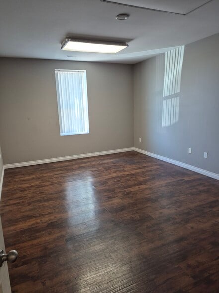 260 Centre St, Petrolia, ON for lease - Building Photo - Image 3 of 16