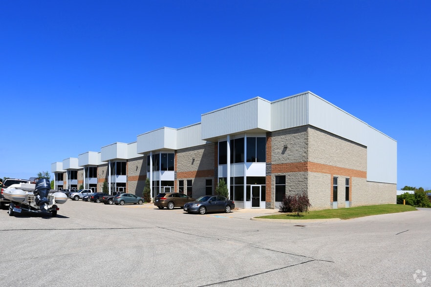 70 Ellis Dr, Barrie, ON for sale - Primary Photo - Image 1 of 1