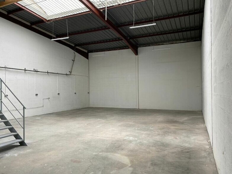 Flex in Lisses for lease - Interior Photo - Image 2 of 6